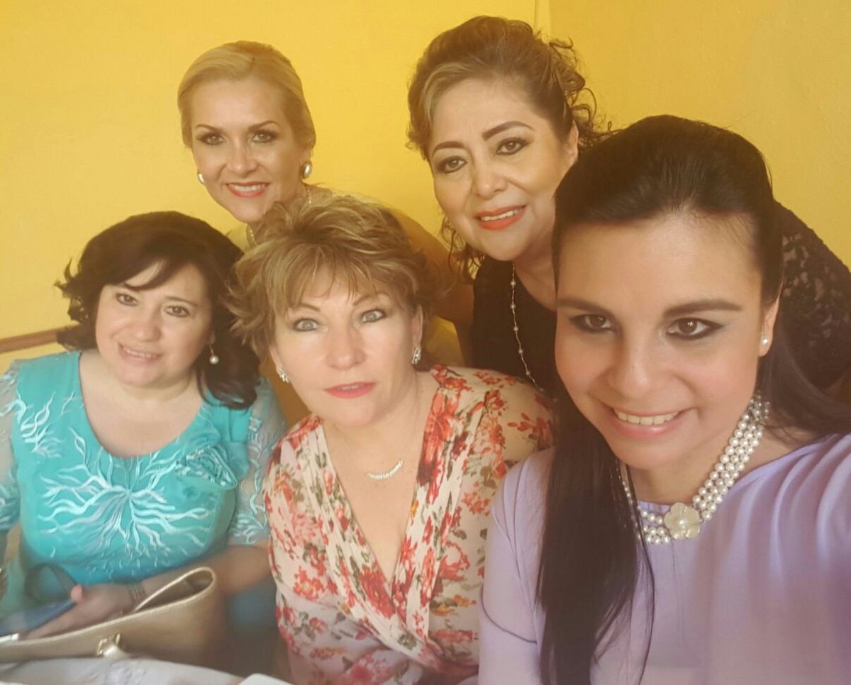 LethyGarcia's tweet photo. Las amigas son las alas cuando ya no podemos elevar que nos ayudan al vuelo .  @CeliaRivasR @AlejandraMid @kathyapuerto https://t.co/LRpudTUsOw