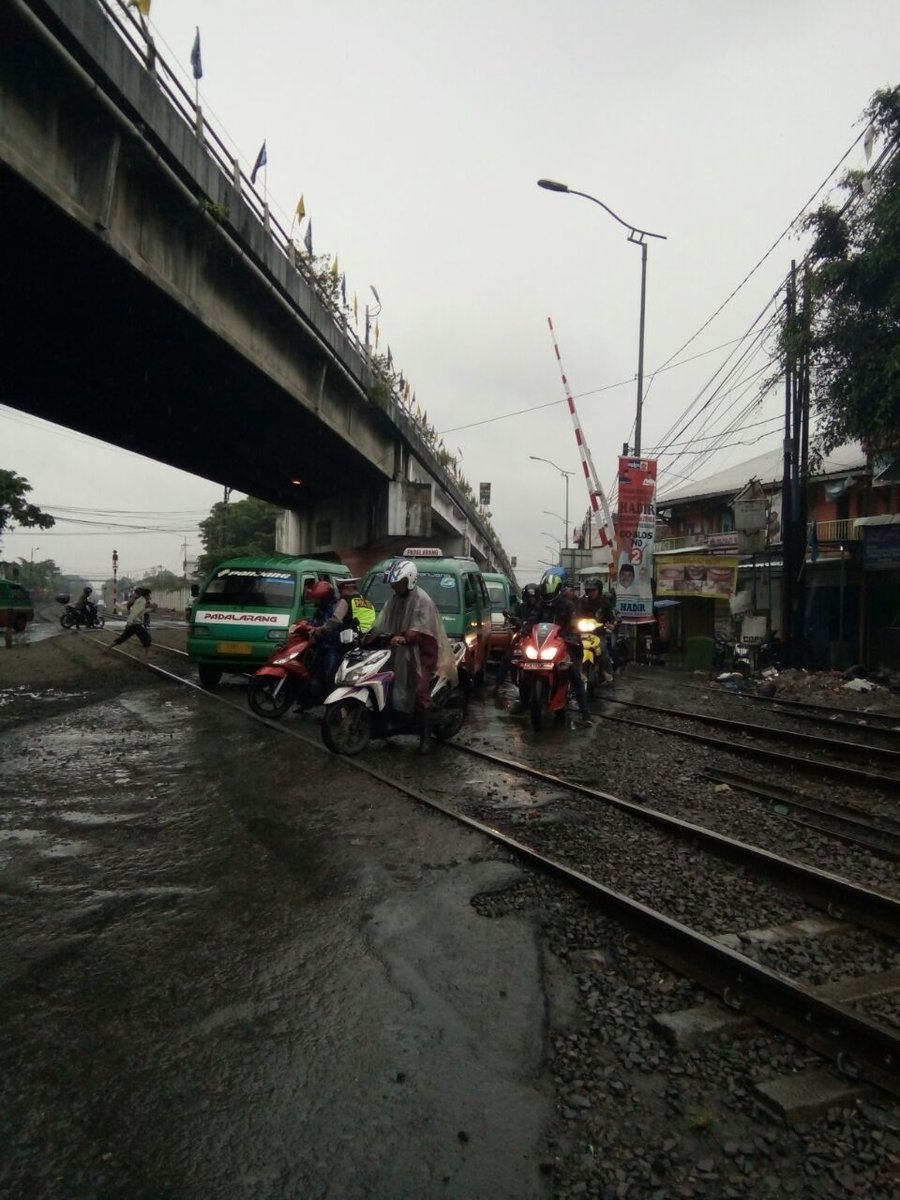 Anggota polantas Res Cimahi membantu pengendara yang tergelincir di Rel Kereta Cimindi Kota Cimahi Jawa Barat.
#Beagoodcop