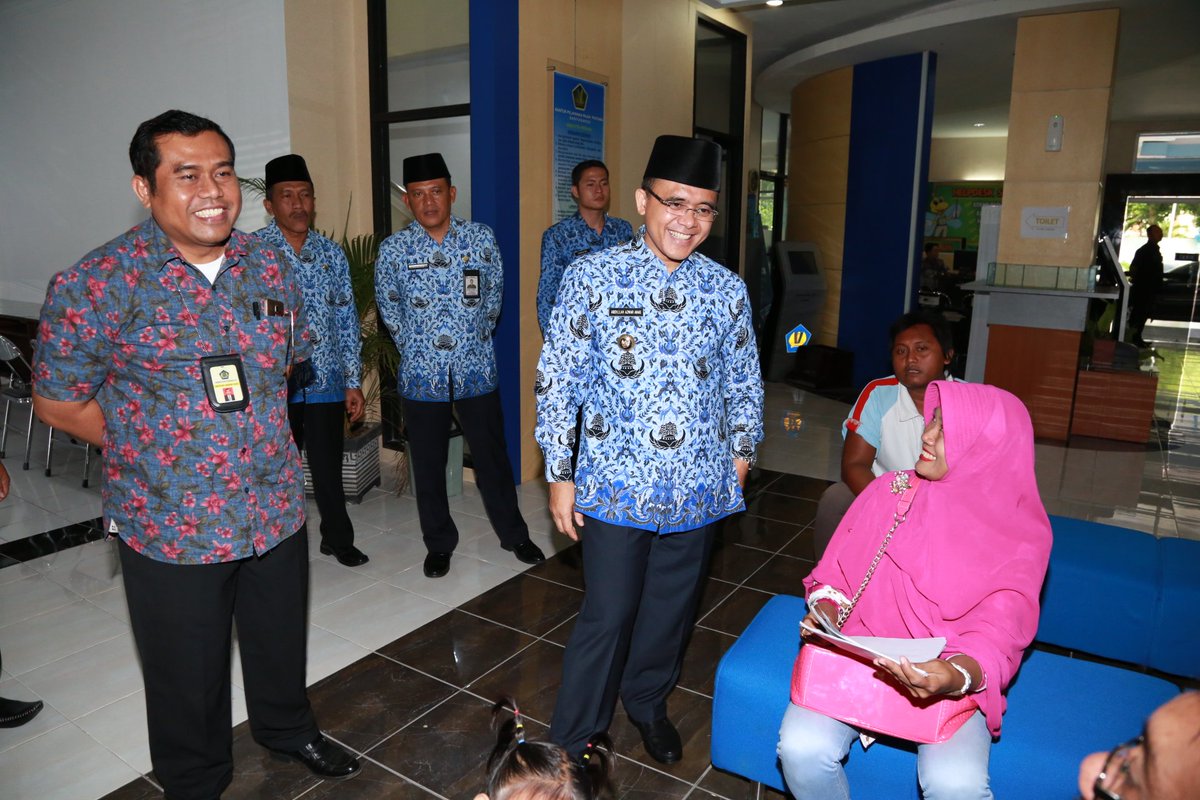 tul_har's tweet image. Bupati #Banyuwangi @a_azwarnas : Optimalkan #pajak daerah @banyuwangi_kab saat kunjungi KPP Pratama Banyuwangi @BapendaBwi