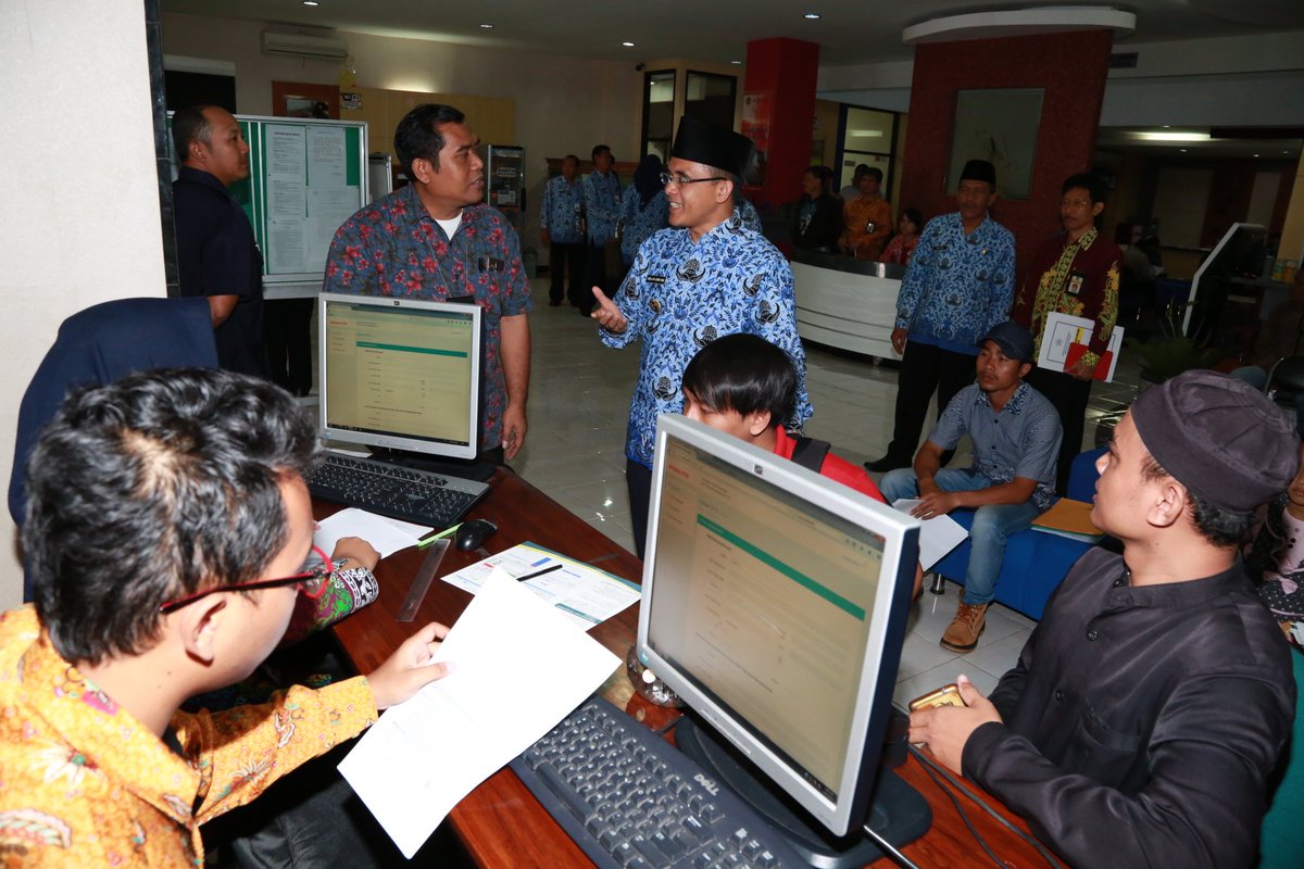 tul_har's tweet image. Bupati #Banyuwangi @a_azwarnas : Optimalkan #pajak daerah @banyuwangi_kab saat kunjungi KPP Pratama Banyuwangi @BapendaBwi