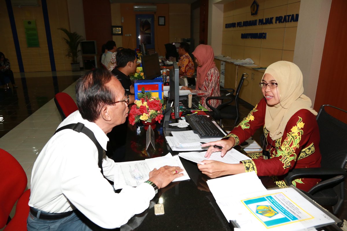 tul_har's tweet image. Bupati #Banyuwangi @a_azwarnas : Optimalkan #pajak daerah @banyuwangi_kab saat kunjungi KPP Pratama Banyuwangi @BapendaBwi