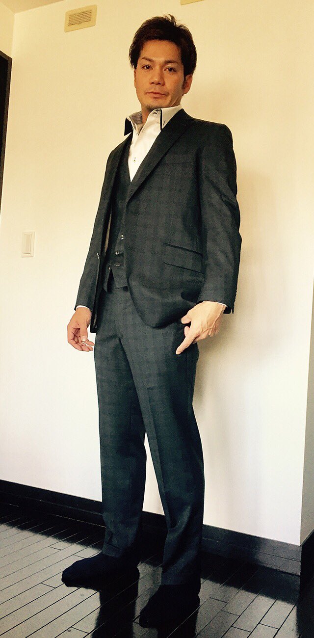 オーダースーツsada社長 佐田展隆 千葉ロッテマリーンズの伊志嶺翔大選手が Sadaでお仕立てしたオーダースーツ 姿のお写真を下さいました 今流行のチェック柄のスリーピースをお仕立て かなりカッコよくお仕立てあがったと自画自賛しておりますが いかが