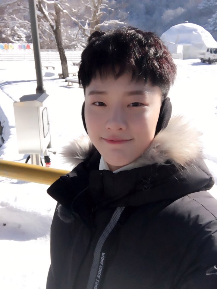 GAL5XY's tweet photo. [#니꾸PD] #흰눈승연 #멍뭉승연 #추워도춥지않은것처럼 #프로아이도루승연쨩 #스키에이스 #못하는게없는남자 https://t.co/XpdbKUcMID
