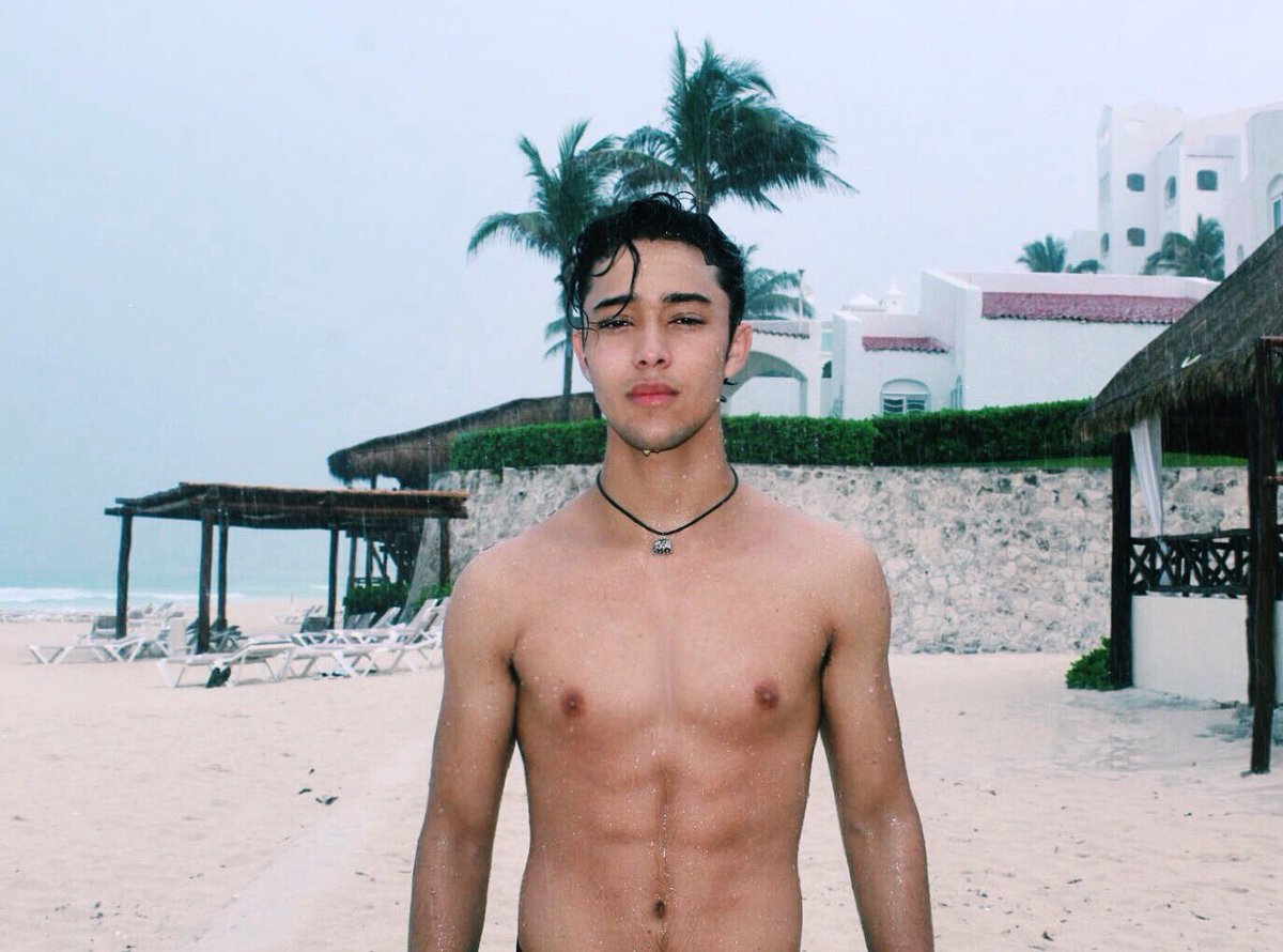 JOELDELE0N's tweet photo. 🌊 #CNCO #cancun https://t.co/8oz2nmUkCg