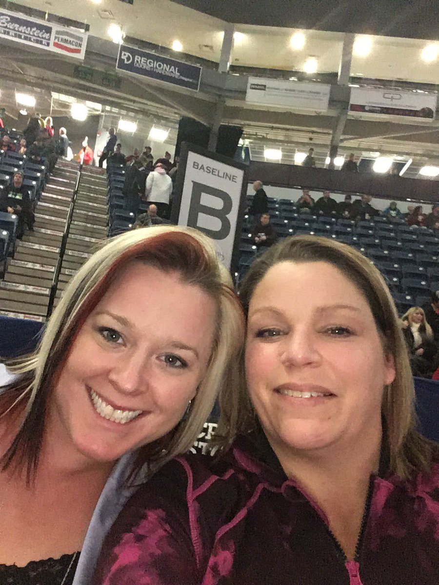 hbailey54's tweet photo. @PearlGloves in the house #Ready2Roar @RiverLions https://t.co/DSeY0OwGhz