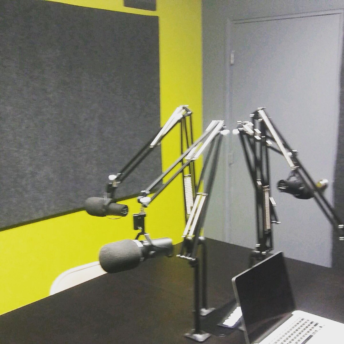 Playing these new <a href="/MCHammer/">MC HAMMER e/acc</a> tracks on triple play #SayItIsntSo #DaPlug #LetterToMyBrother on the all new 98.5 Fm Los Angeles
