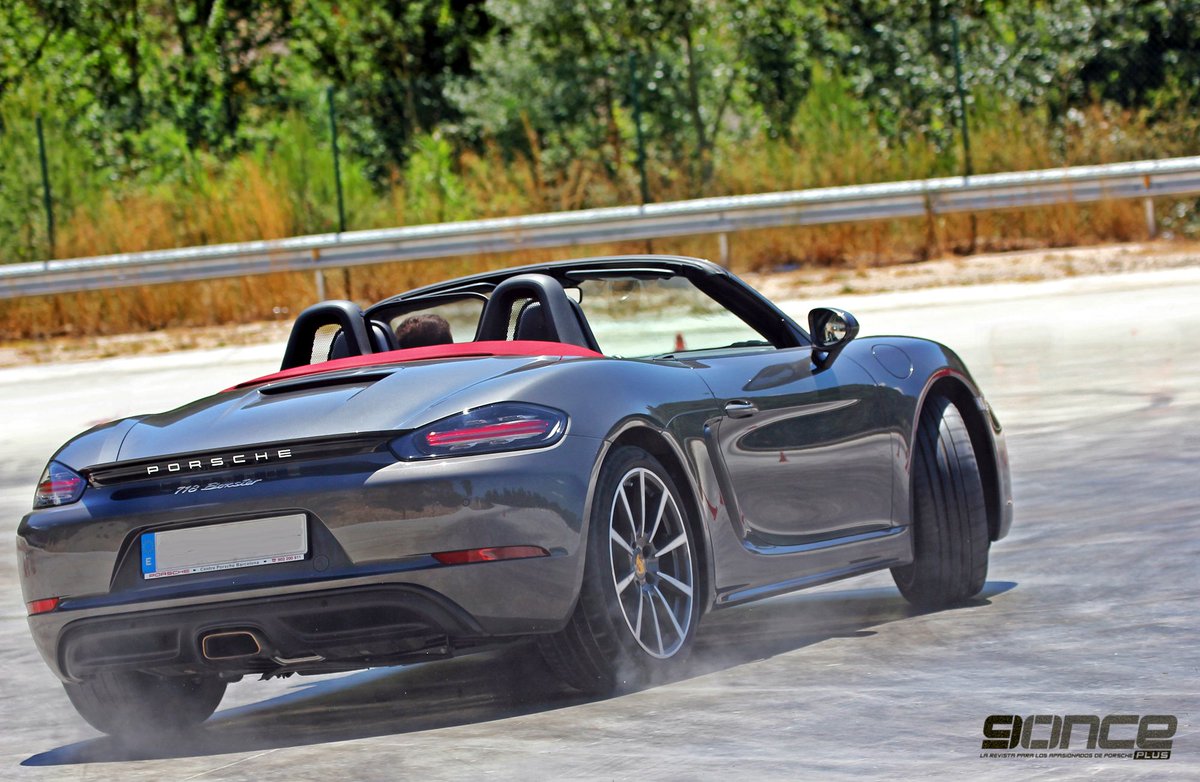 9onceplus's tweet photo. Un lector de la revista se pone a los mandos del #Porsche #718Boxster y nos comparte su experiencia en el número de Enero de #9onceplus. https://t.co/aKEqubykPY