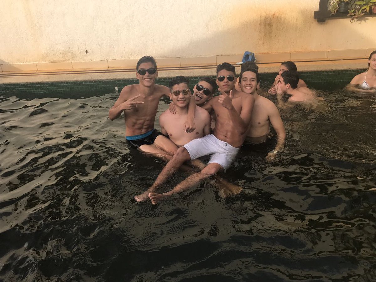 bernardo_amelo's tweet photo. Duduzin e os fi dele #nacapa https://t.co/0j6PNtHTYm