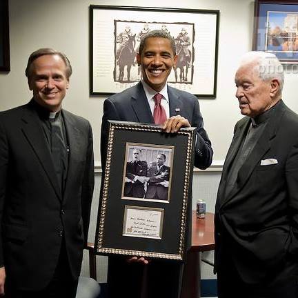 XMedellin's tweet photo. #Obama en #NotreDame recibiendo una foto histórica del Padre Theodore Hesburgh y Martin Luther King (2008) #DerechosCiviles #OrgulloND https://t.co/qCU8x9mwFG