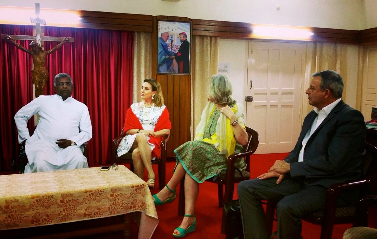 MariaElenaCuomo's tweet photo. Colloquio con S.E.Dr. Anthony Neethinathan #Vescovo #Chingleput Progetto Scuola a #Mambakkam per 800 studenti - https://t.co/30TI2Wnl4f