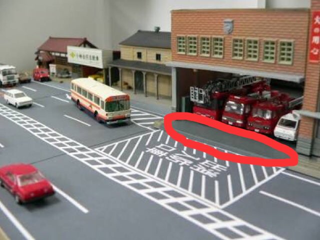 ゆきのすけ No Twitter ウチの署の場合 車庫前に停止禁止部分はなく 仮眠の件も携帯の件も赤丸スペース 敷地内 でのお話でした 紛らわしくてすみません だからこそ そこに停めてするの という感じではありましたが