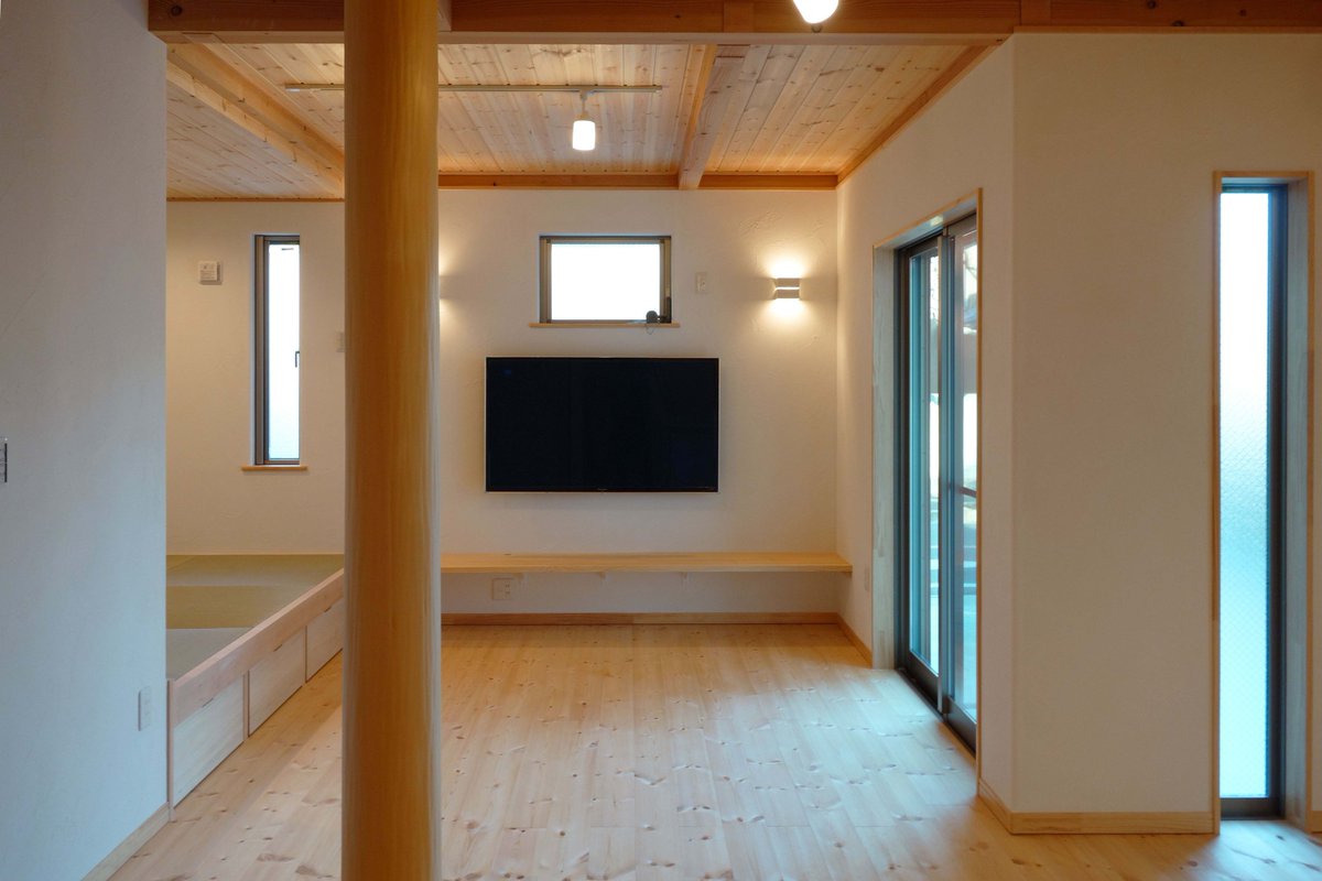 nitto0210's tweet photo. 【今日コレ】壁付けテレビはスタイリッシュにお部屋の雰囲気をまとめます！プランの段階で位置や高さを前もって決めなければなりません。それによって大工さんが、壁の中に下地材を施工します。時計や絵など、壁に何か付けたい場合も同様です。 https://t.co/SRpPYO73hr