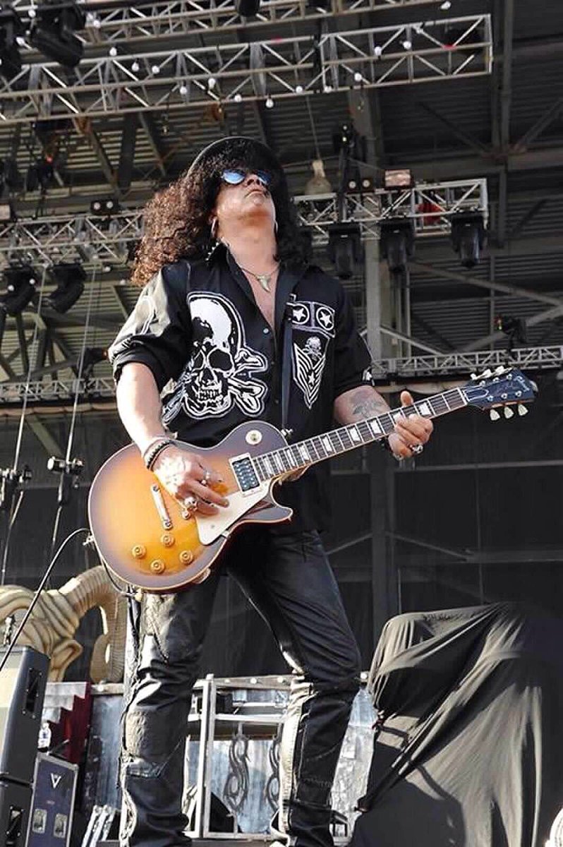 SlashMidwest's tweet photo. Love this guy, love his outfit! #slash #slashstyle https://t.co/jTZ7IoVJAM