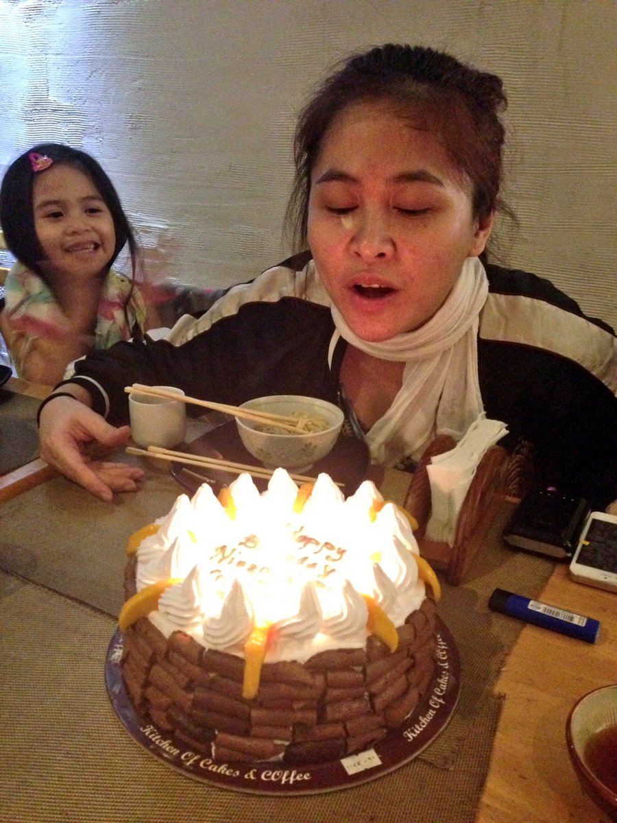 judithmetsuho's tweet photo. @jamiebeybi look how happy Sofie was while you were blowing the candle hehehe #supportivedaughter #happybirthdaysis https://t.co/RH2LzkpT5v