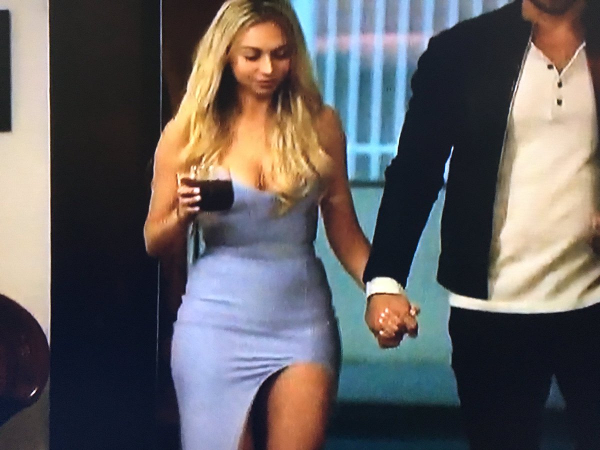 rosecastpodcast's tweet photo. Ladies, we're no dress experts, but this has gotta be sideways or something right? #TheBachelor https://t.co/AU4BpnOoqH