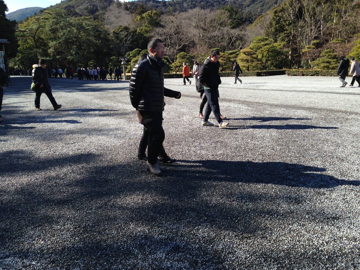 teamemo07's tweet photo. 参道には毎日8:00〜10:00の2時間かけて、散水車で水を撒いているとのことです。 https://t.co/TIl6OA1BKC