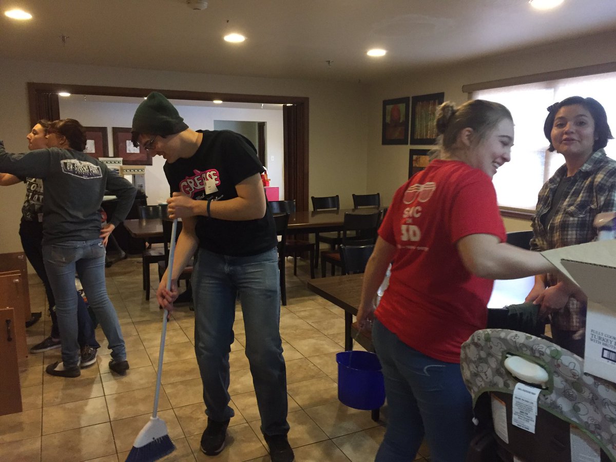 gapstory16's tweet photo. here are some photos of the gapsters hard at work at House of Hope today! #sncserves #snctincan https://t.co/gSbfewo6ER