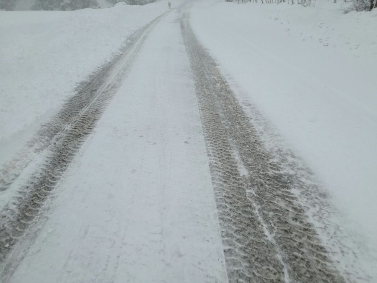 astralmobilita's tweet photo. ❄❄❄ #SR577 #DelLagoDiCampotosto mezzi spazzaneve e spargisale in azione #InfoAstral https://t.co/E6uUJPmkcd