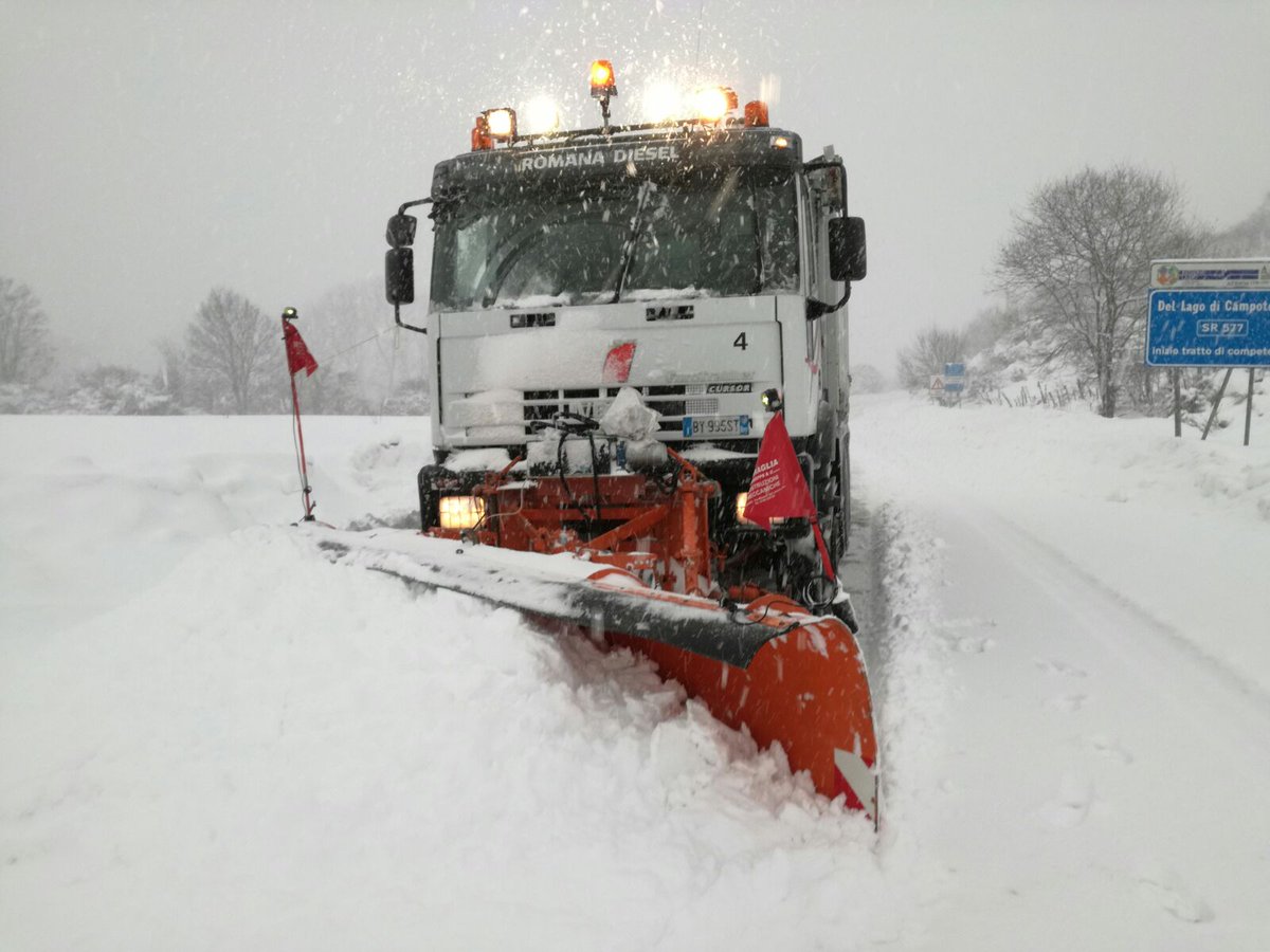 astralmobilita's tweet photo. ❄❄❄ #SR577 #DelLagoDiCampotosto mezzi spazzaneve e spargisale in azione #InfoAstral https://t.co/E6uUJPmkcd