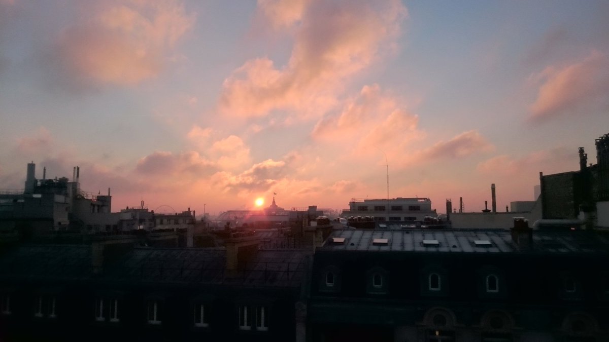 addplusdesign's tweet image. Bonne journée depuis les #ToitsDeParis #addplusdesign  avec un #GrandFroid  et un beau #soleil ☀😉 #grandpalais  #ChampsElysees #Paris