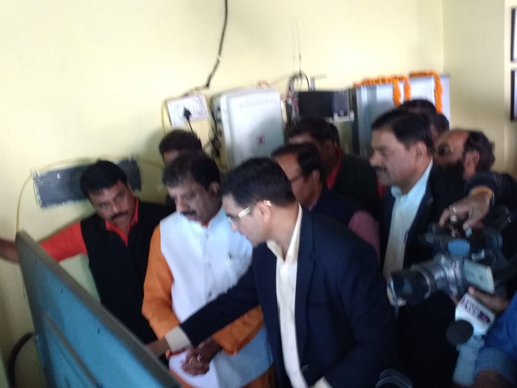 bhopal_bscdcl's tweet image. CEO #BhopalSmartCity explained the working of launched #RoofTopSolarProject @schandramauli