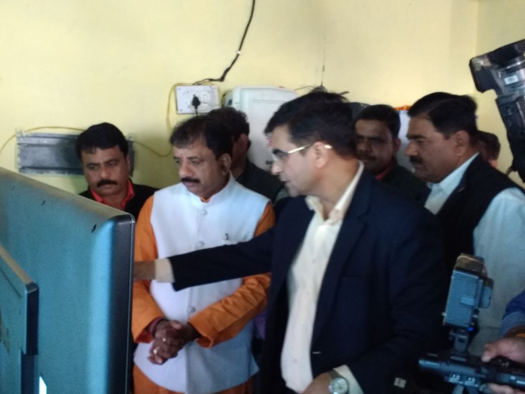 bhopal_bscdcl's tweet image. CEO #BhopalSmartCity explained the working of launched #RoofTopSolarProject @schandramauli