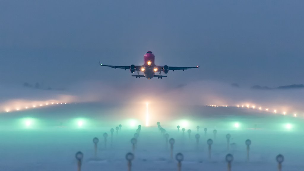Mooi plaatje: grondmist in combinatie met de baanverlichting. Het toestel van WizzAir vertrekt naar Gdansk. Foto <a href="/KasvanZonneveld/">Kas van Zonneveld</a>