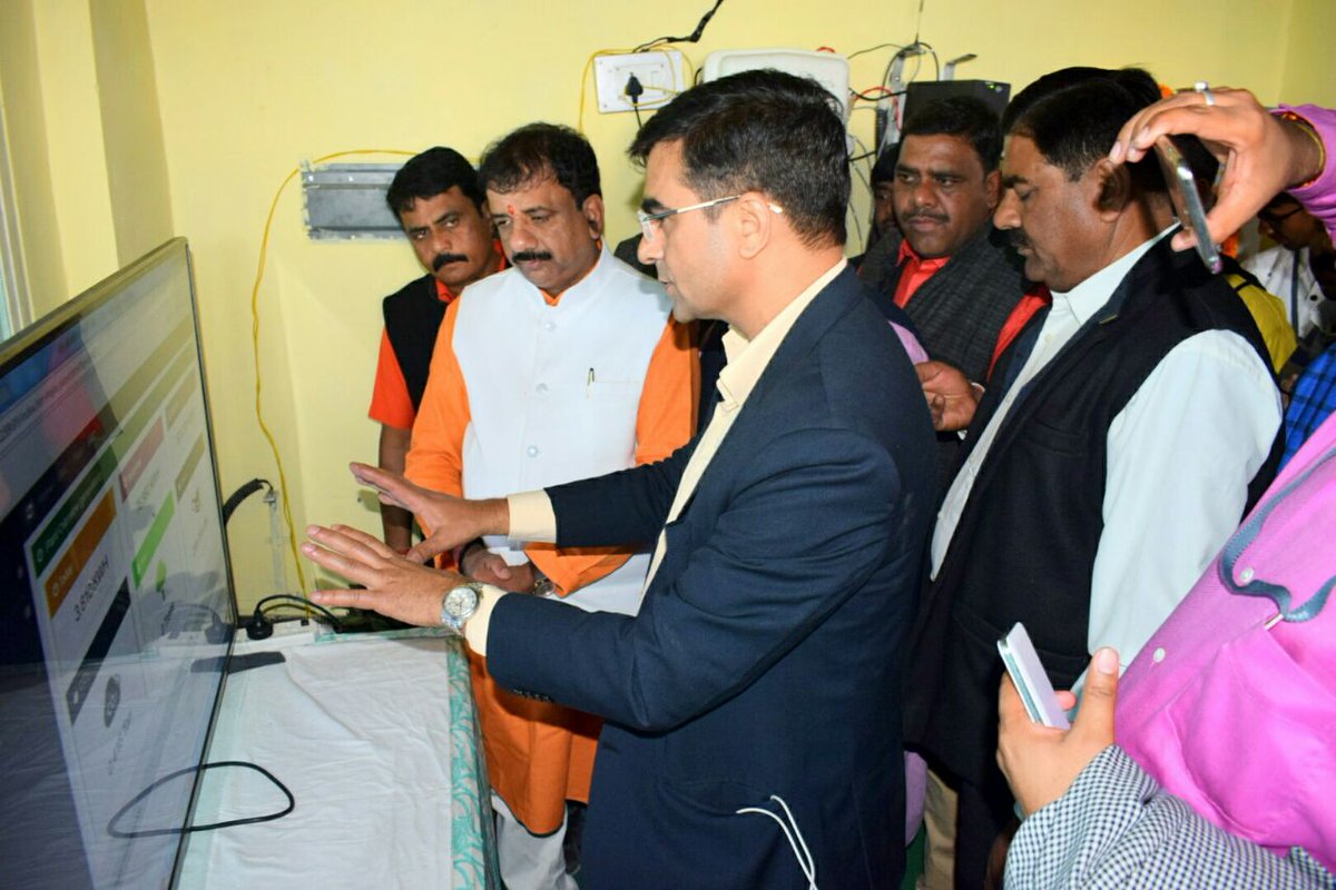 bhopal_bscdcl's tweet image. CEO #BhopalSmartCity explained the working of launched #RoofTopSolarProject @schandramauli