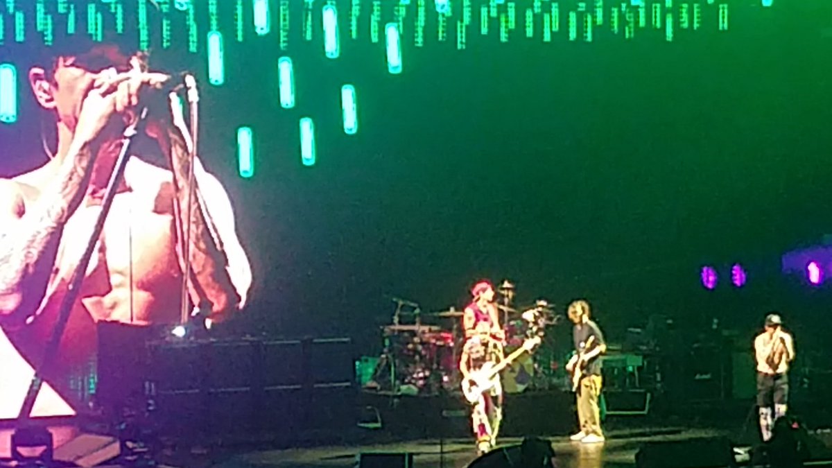 PrettyEyedSmile's tweet photo. @ChiliPeppers https://t.co/fxsBMgppJl