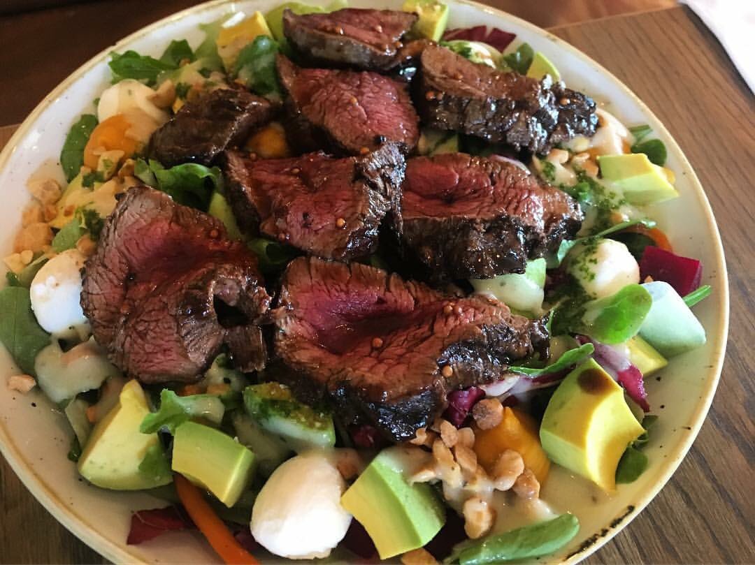 We're drooling over Alessandro's choice for a healthy, post-workout meal: Spring Salad served with our tender Beef Fillet 🥗💪😍