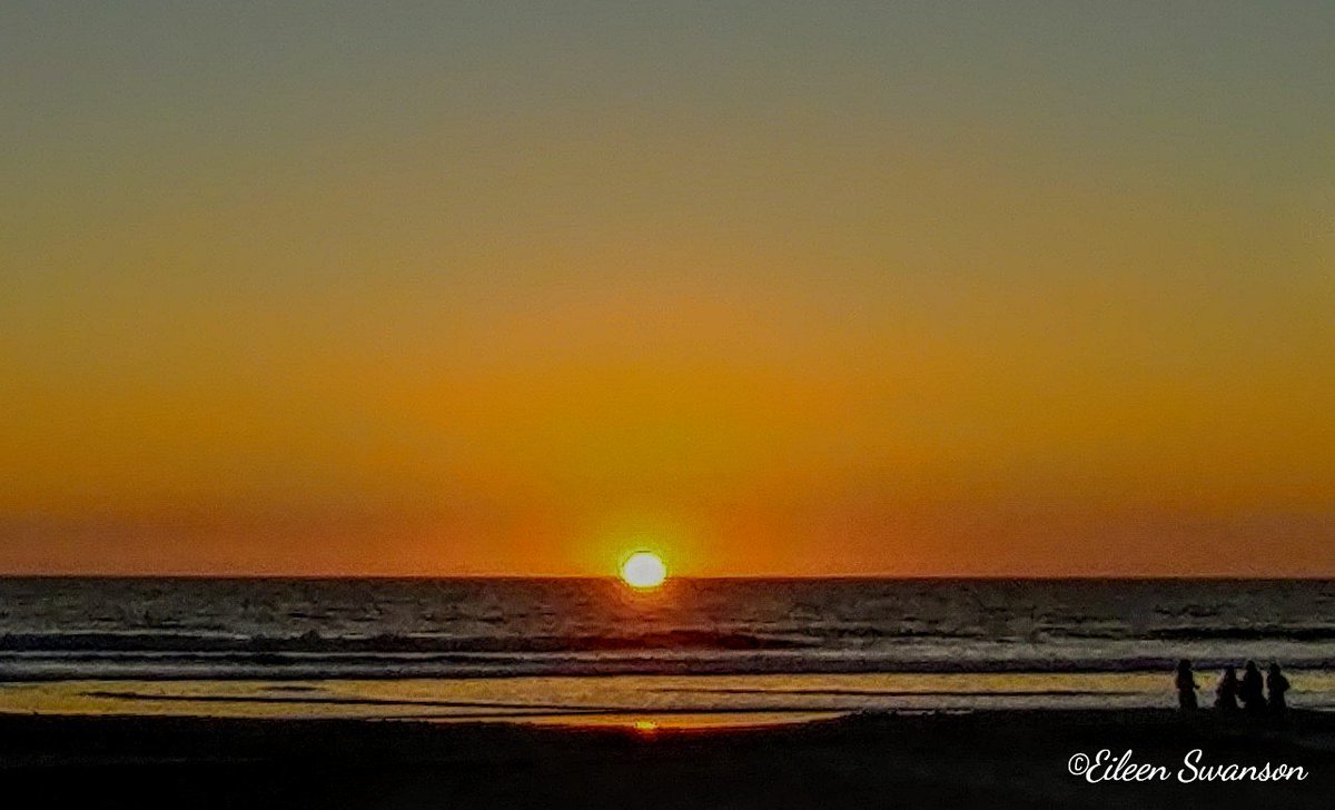EileenHHNJ's tweet photo. On the #OceansideStrand North, and #OceansideHarbor. 1.16.17. #OceansideSunset @10NewsCampos @LIVE_COVERAGE @strosfanbob https://t.co/8WXC4ftwKS