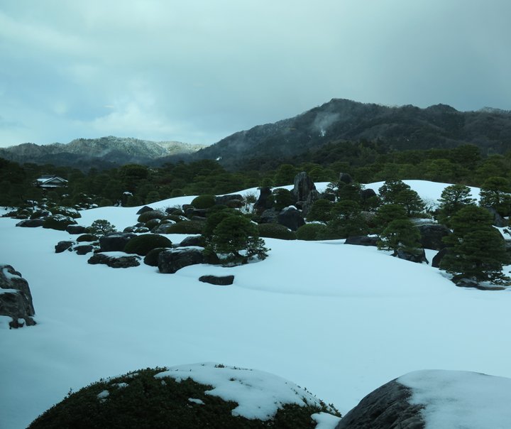 足立美術館 雪も弱まり 良い天気になりました 庭園は 天候や季節以外にも 見る時間帯によって印象が異なります 幻想的な雪景色は 一日中眺めていても飽きることがありません 庭園にはまだまだ雪が残っています 雪景色がお好きな方はこの機会をお