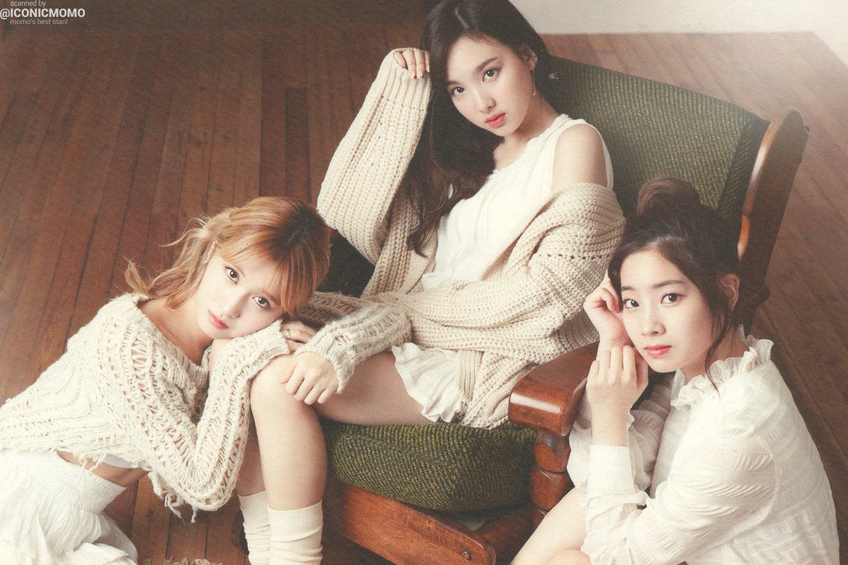 39saku_sake's tweet photo. TWICE Season's Greetings 2017 Postcards (4) #TWICE #트와이스 #MOMO #모모 #NAYEON #나연 #DAHYUN #다현 https://t.co/Gms967msDu