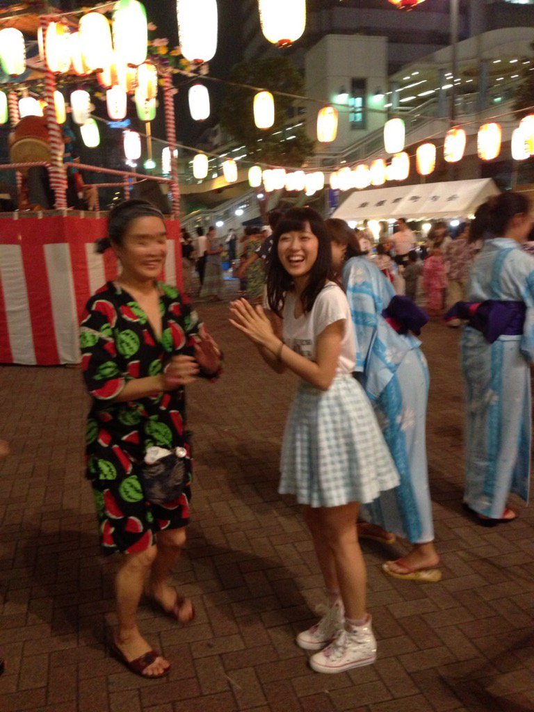 山本彩   7/13 21:15 
お仕事帰りに
お祭りを見つけたので
さやみるきーで出陣して来ました！

地元の方々の盆踊りに
満面の笑みで紛れ込む渡辺美優紀氏。