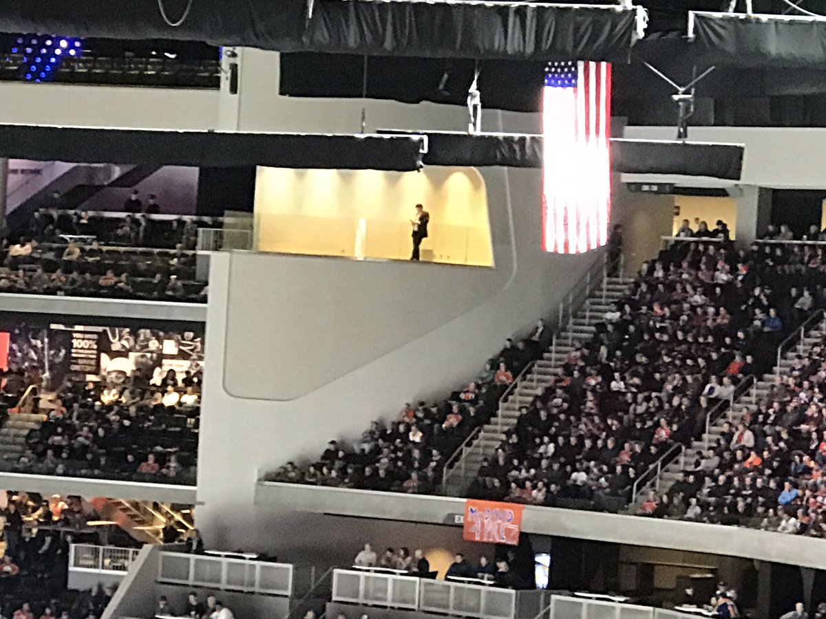 HalifaxDanYoung's tweet photo. Straight up private box @RogersPlace #whoisthis #letmeinnow @EdmontonOilers https://t.co/RfHb02yxiR