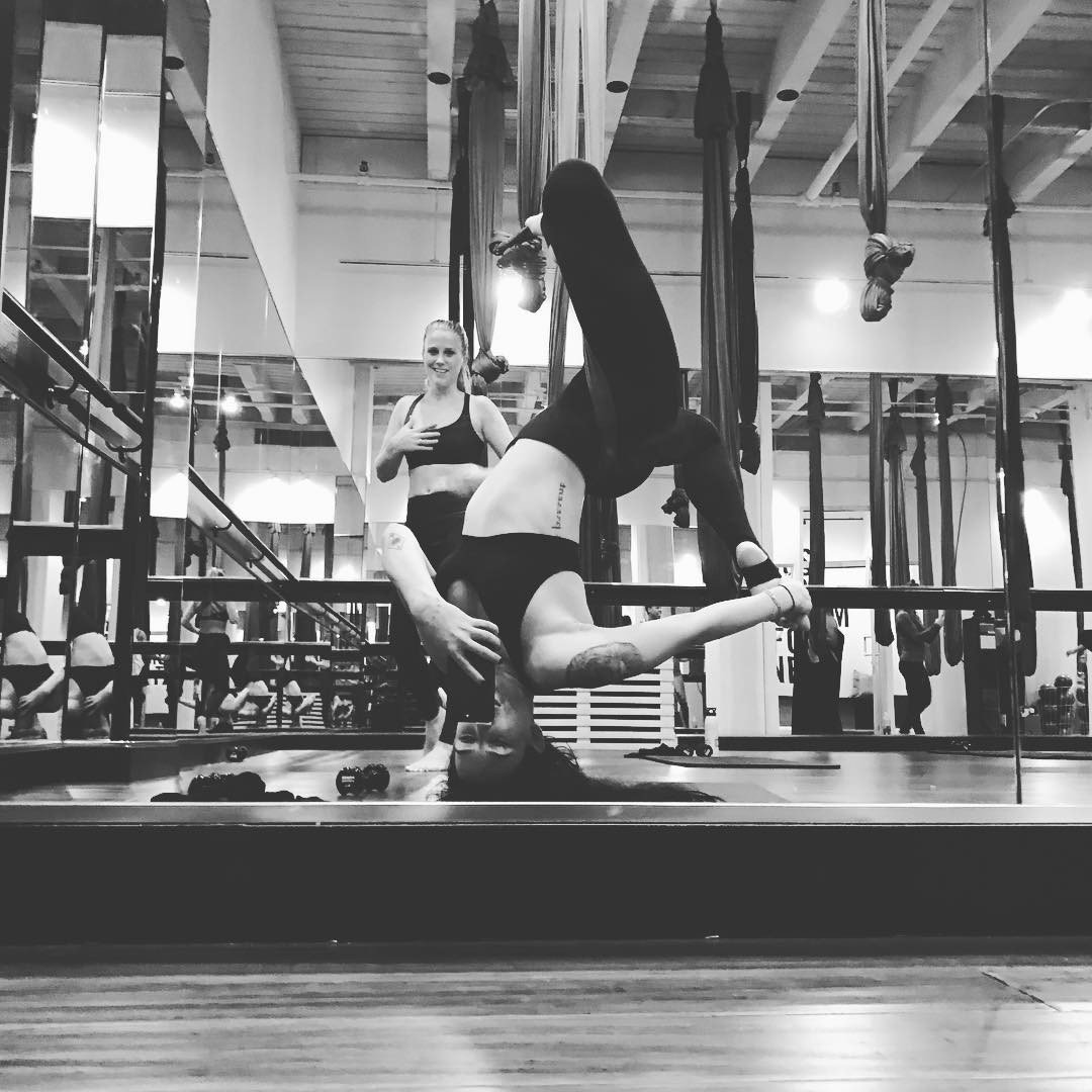 _Starkiddo's tweet photo. Bruce Willis’ daughter Rumer does a little acrobatic yoga. #RumerWillis #BruceWillis #DemiMoore

https://t.co/ueDfrdEwqY https://t.co/jnWIHSiDd1