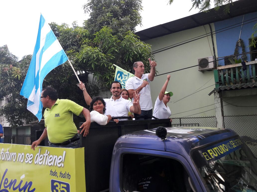 jonathan_parra_'s tweet photo. La caravana del triunfo fue recibida por los guayaquileños del Distrito 2! #Guayaquil @Lenin @JorgeGlas @viviana_bonilla @lolysalazar35 https://t.co/grTAlDVKke