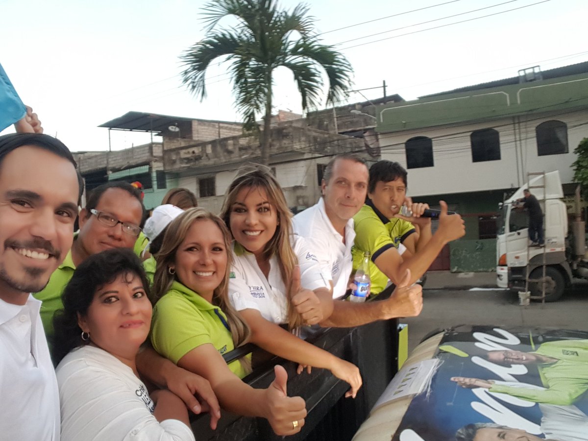 jonathan_parra_'s tweet photo. La caravana del triunfo fue recibida por los guayaquileños del Distrito 2! #Guayaquil @Lenin @JorgeGlas @viviana_bonilla @lolysalazar35 https://t.co/grTAlDVKke