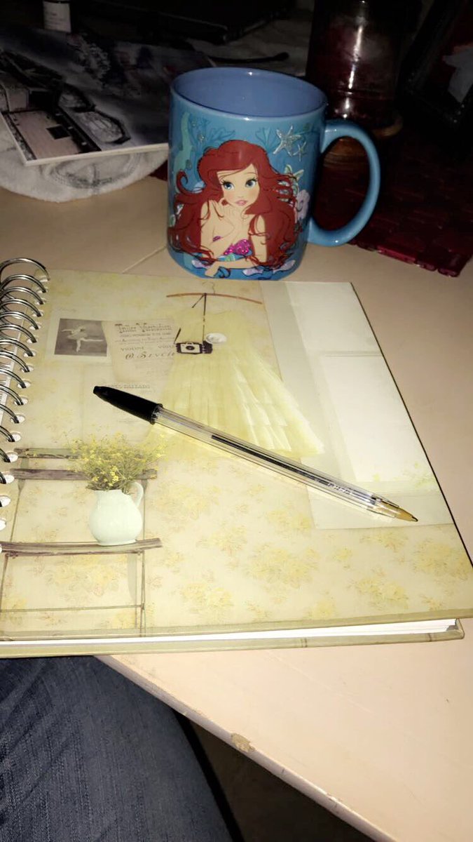 Jbirdyyyy's tweet photo. Perfect evening.Writing,music and hot chocolate.#feelingsinabook #Disneylover #photography #prettydresses #Iwannalivelikemusic https://t.co/b2e4MHeLCD