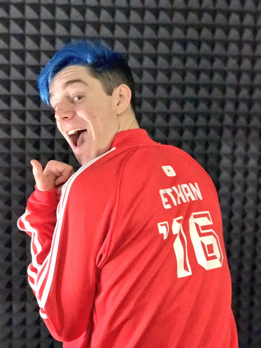 ethannestor's tweet image. Aw! @YouTube sent me a cool gift today!!! :D