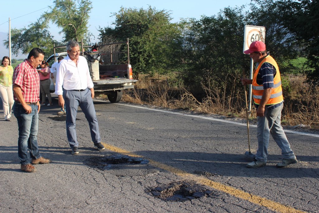 gobiernocolima's tweet photo. Supervisa SEIDUR trabajos de bacheo en Coquimatlán.
https://t.co/kgdmLdN7H1 https://t.co/WQ9WI2vFb5