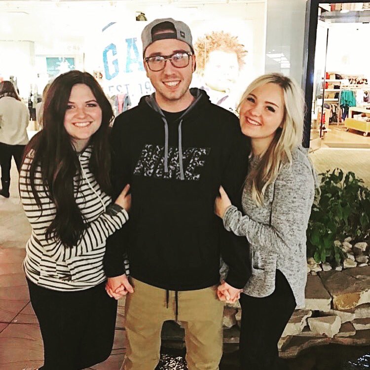 ryanfranklin966's tweet photo. s/o to these girls who made my 21st amazing! 🎁🎈🎉 https://t.co/2IFxuLkl3c