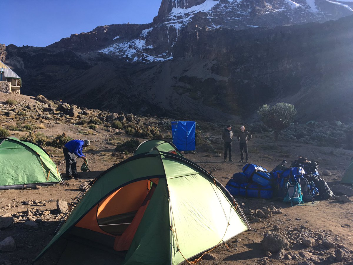 De zon komt langzaam op, erg koude nacht gehad maar het wordt een prachtige dag! Op naar Karanga kamp. Een relatief rustige tocht van 5 uur.