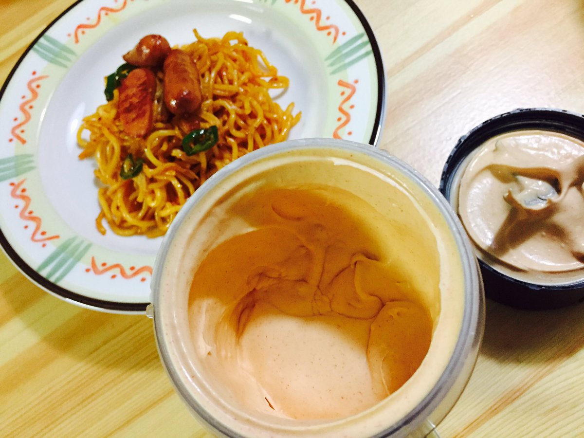 木枯 絵皿の最初のパスタはもちろん本物です 笑 そのパスタと同じような色になるように生クリームにパプリカパウダーを入れて色調整します どうしても明るくなるので茶色のソース チョコや珈琲 を入れて馴染ませます 生クリームにはバターと 木枯 絵皿の最初のパスタはもちろん本物です 笑 そのパスタと同じような色になるように生クリームにパプリカパウダーを入れて色調整します どうしても明るくなるので茶色のソース チョコや珈琲 を入れて馴染ませます 生クリームにはバターと