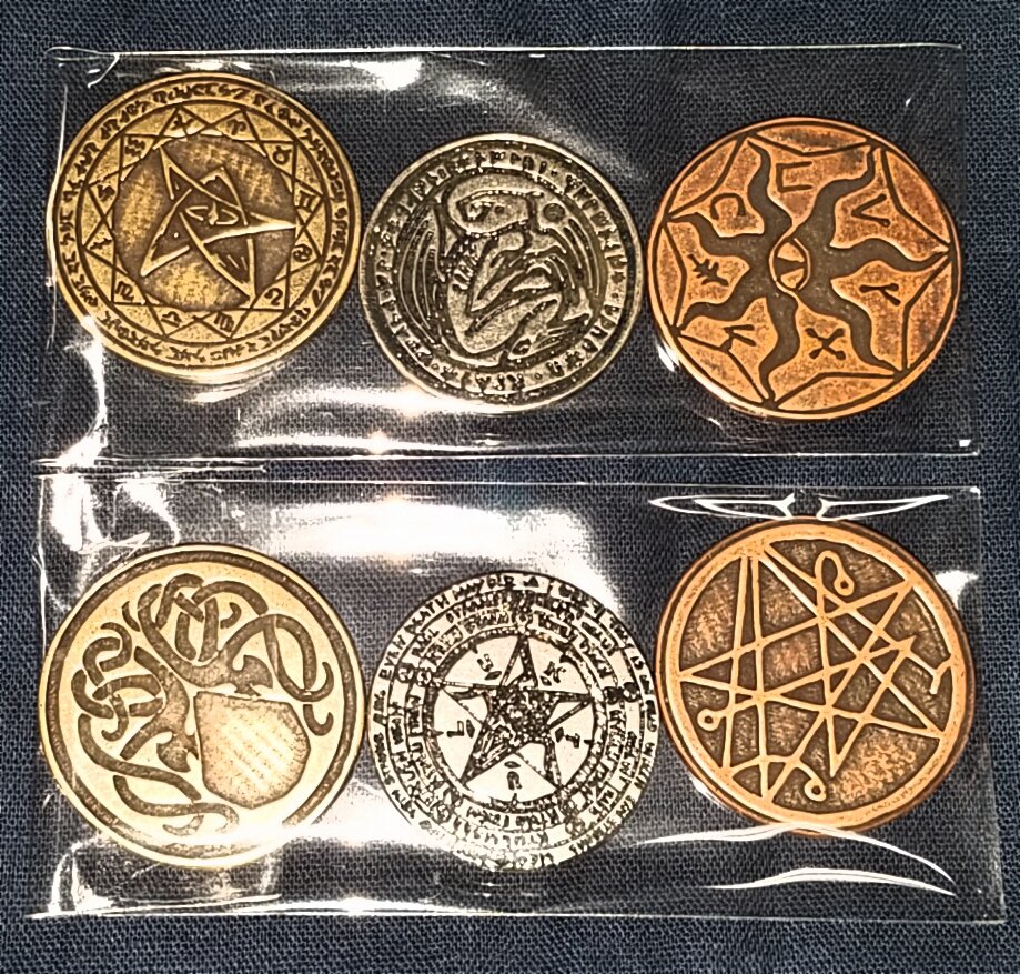 新入荷】御土産としてもオススメ！？『クトゥルフ・ダイス・コインセット』が入荷しました！「クトゥルフ・ダイス 日本語版」と「レジェンダリーメタルコイン」のクトゥルフシリーズ３種のお得なセットです！（２人以上でプレイ可能／１ゲーム５～１０分／クトゥルフ  ...