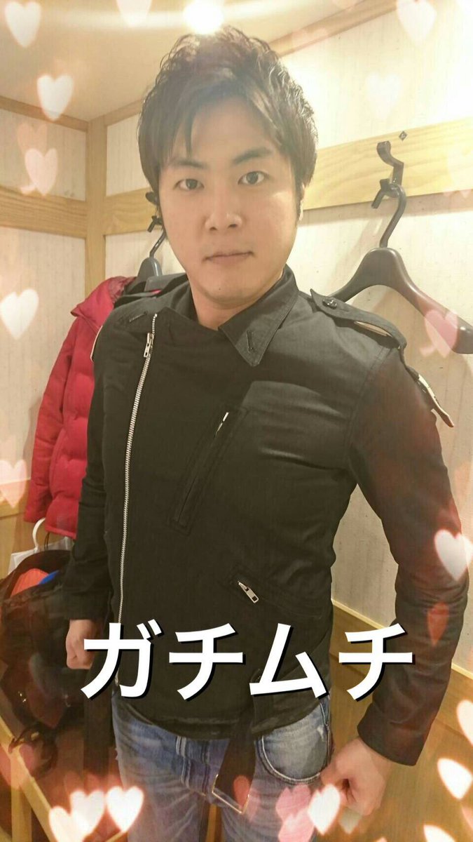 ikecas_Fujiwara's tweet photo. HIROKI先輩の上着がカッコ良く、僕も着てみました！着る人でこんなに差が出るなんて。僕はこんなにムチムチ！笑 でも先輩は優しい！「ガチ感が出ていてカッコイイです！」と言われ嬉し涙(T T)でも“ガチ感”ってどういう意味なの〜？笑 https://t.co/Hwykki6Rrz