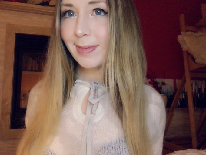 See you in 5 in my new cloud sweater ☁️☁️☁️ https://t.co/jaR0XSRexB