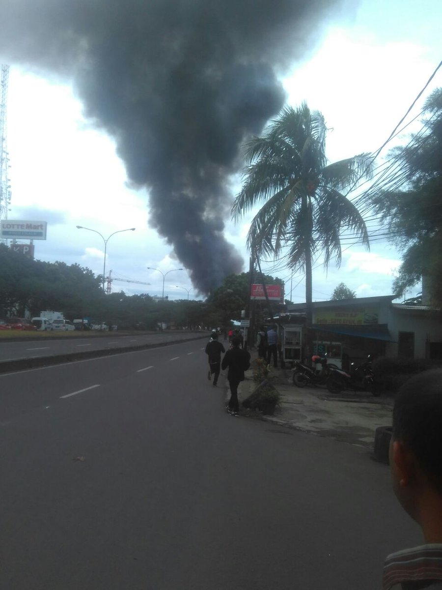 KartaCraftbdg's tweet photo. Innalillahi ada kebakaran di seokarno hatta bandung @infobandung https://t.co/Sibypn2bNo