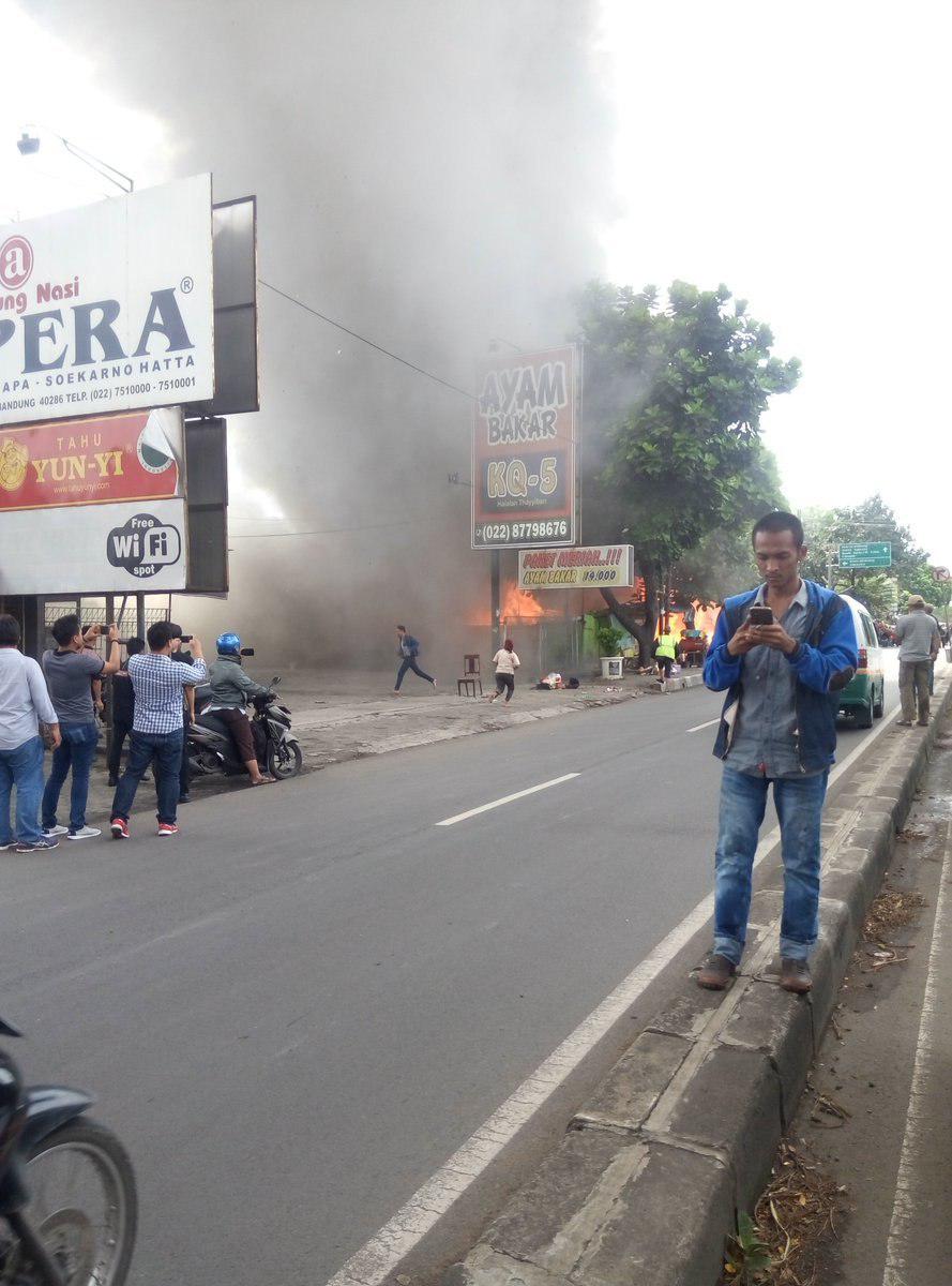 KartaCraftbdg's tweet photo. Innalillahi ada kebakaran di seokarno hatta bandung @infobandung https://t.co/Sibypn2bNo