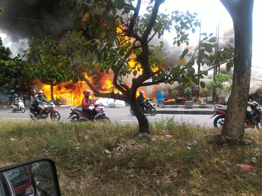 #breakingNews via <a href="/RendyGhaib/">Rendy Septiansyah</a> : toko furniture rotan depan margahayu raya soekarno hatta terbakar cc: @RescueDamkarBdg @Relawan_Damkar